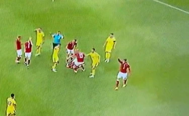 Eriksen, malore in campo: si tocca il petto e si accascia. Partita sospesa, come sta