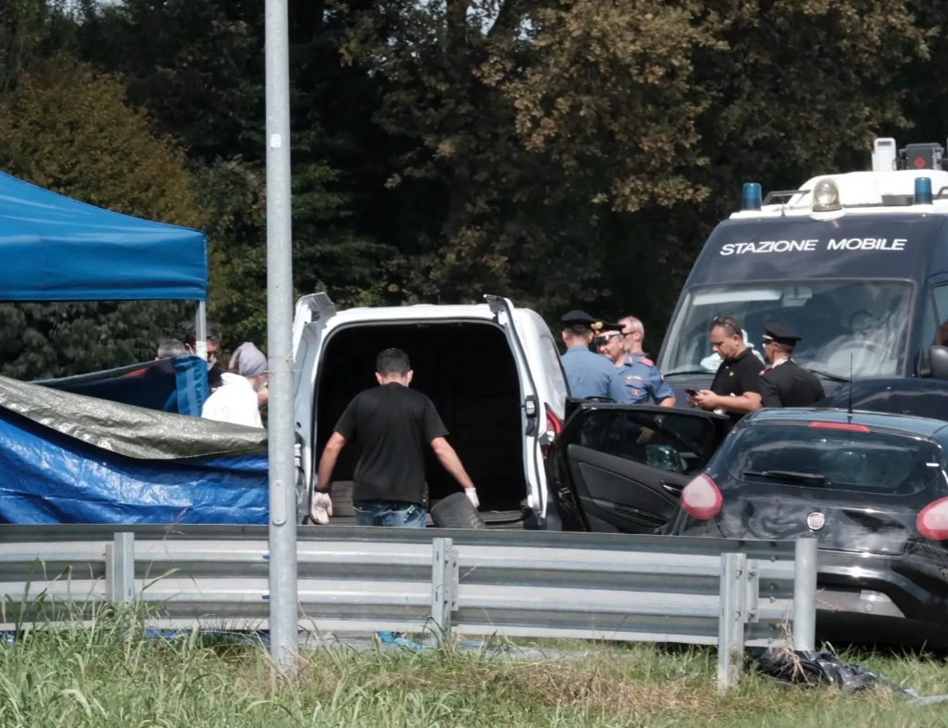Padova, un'auto nel fiume con un cadavere dentro: "Mani legate", la scoperta choc
