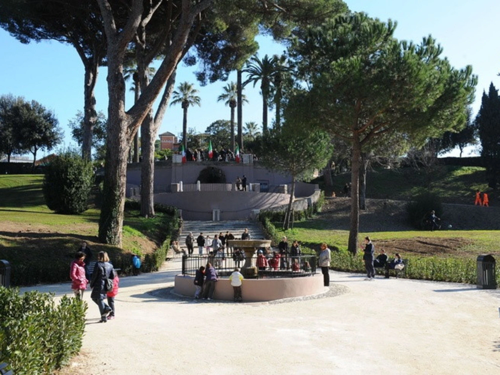 Roma, strage di alberi. Cittadini in rivolta: "Danno alla salute"