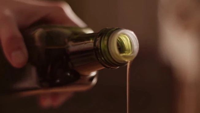 Olio extravergine sotto pressione: prezzi in calo e allarme frodi