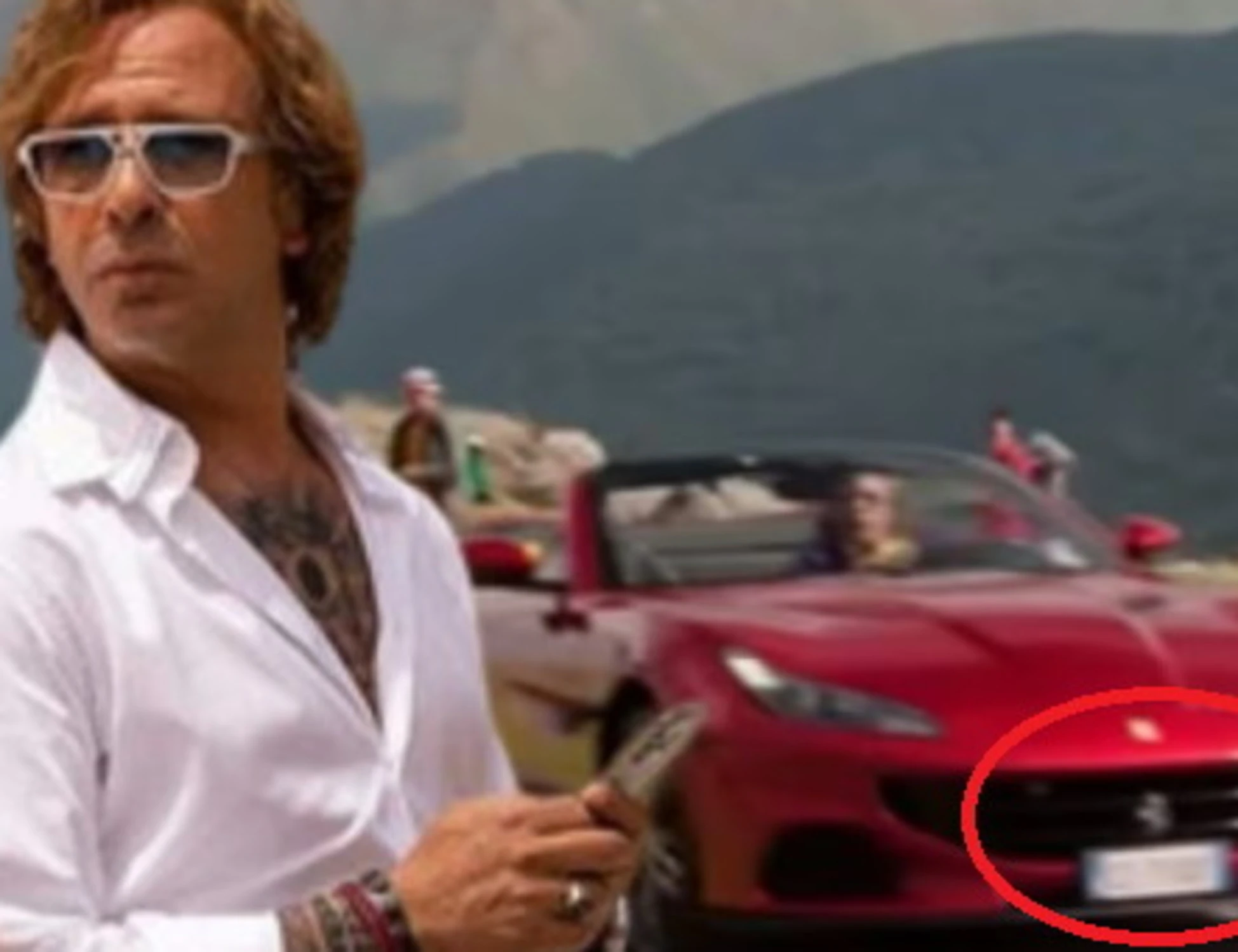 Checco Zalone, la scritta sulla targa della Ferrari in Buen Camino: clamoroso