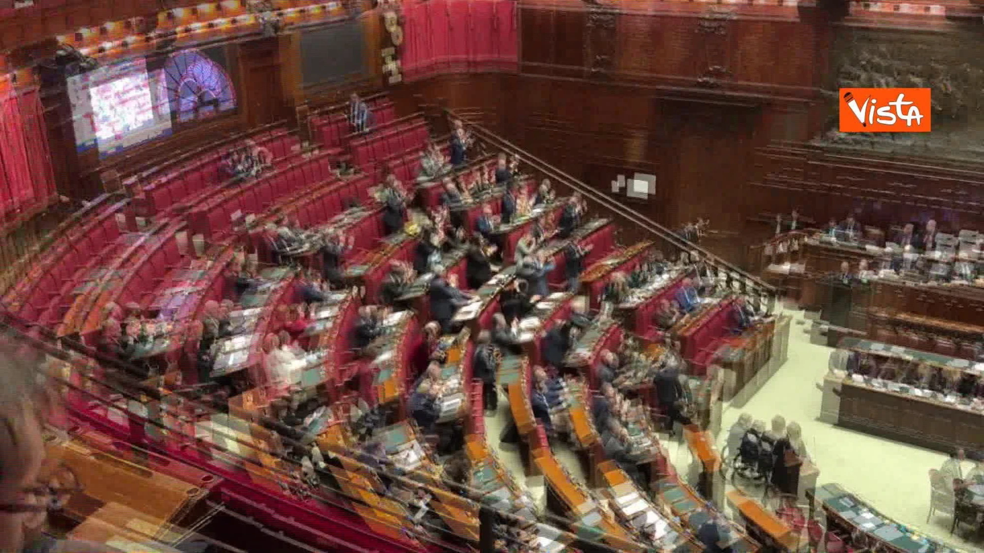 Bignami deride il Pd: "La vostra è sottomissione", si scatena l'inferno in aula