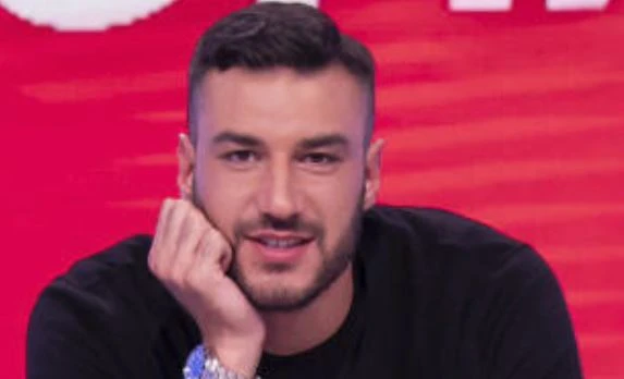 Uomini e donne, Maria De Filippi mai vista: "Tu sei una mer***". Demolito il tronista Lorenzo