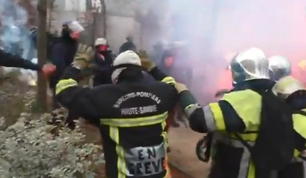 Emmanuel Macron fa manganellare anche i pompieri: il video dello scontro tra forze dell'ordine in Francia