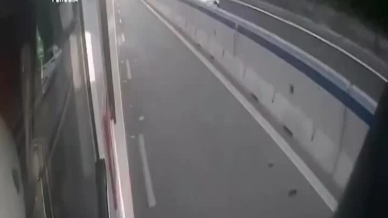 Col Suv rubato a tutta velocità: speronamenti e la volante, fiato sospeso sulla E45