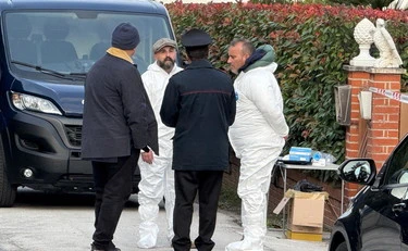 Ancona, donna pestata a morte in casa: caccia al marito
