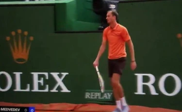 Medvedev, Berrettini lo disintegra? Lui perde la testa: come riduce la racchetta