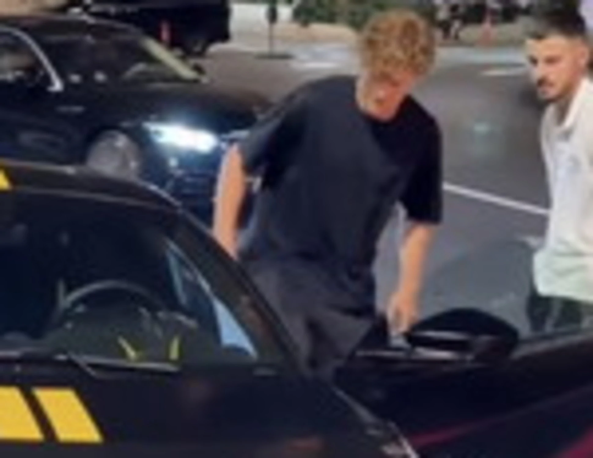 Jannik Sinner in Ferrari a Montecarlo? I rosiconi lo coprono di insulti