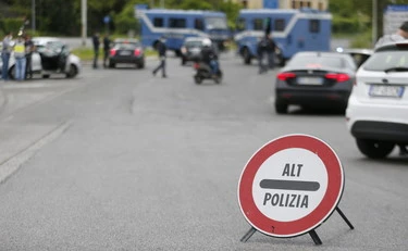 Oristano, ubriaco al posto di blocco: lancia benzina sull'agente e prova a dargli fuoco, arrestato
