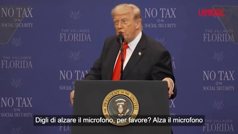 Trump, il microfono non funziona e lui sbrocca: "Glielo dici?"