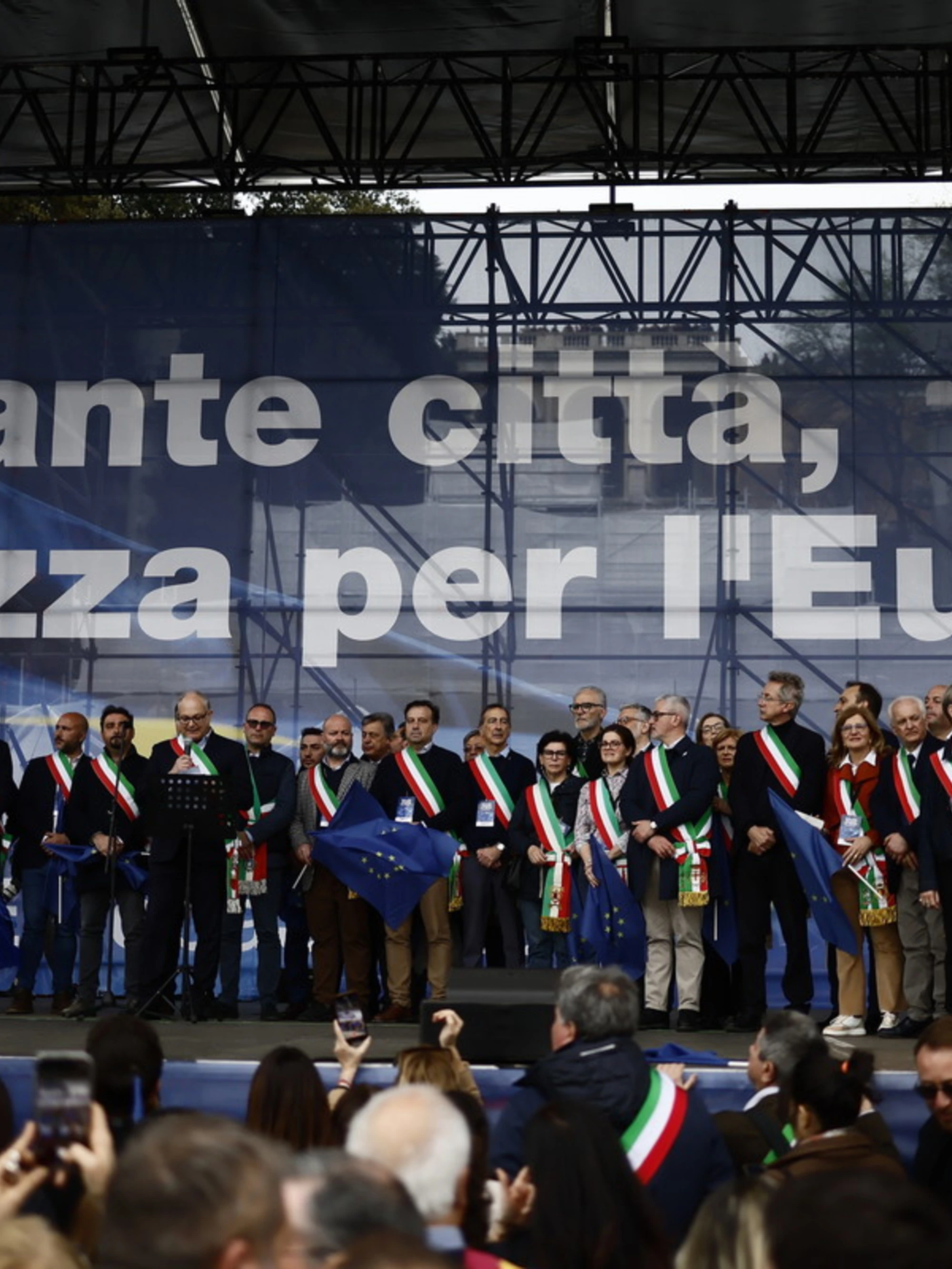 Sinistra in piazza per l'Europa? Abbiamo pagato noi: ecco quanto è costato il raduno