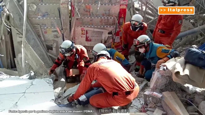 Terremoto Giappone, si continua a scavare tra le macerie degli edifici crollati