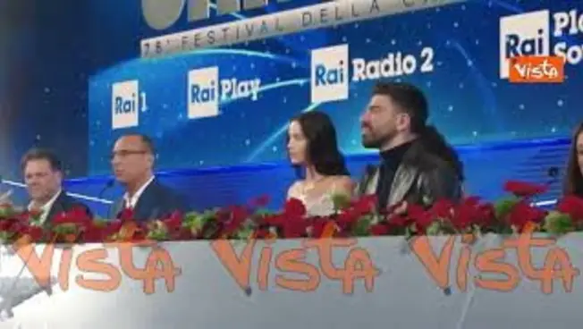 Leggi l'articolo: Conti chiede l'applauso in conferenza stampa per Achille Lauro dopo l'esibizione per Crans Montana