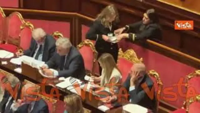 Leggi l'articolo: Un bicchiere d'acqua per la premier Meloni durante la discussione in Senato sulla crisi in Iran