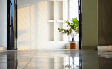 Pavia, "posso avere un po' di latte?": entra in casa e violenta la vicina