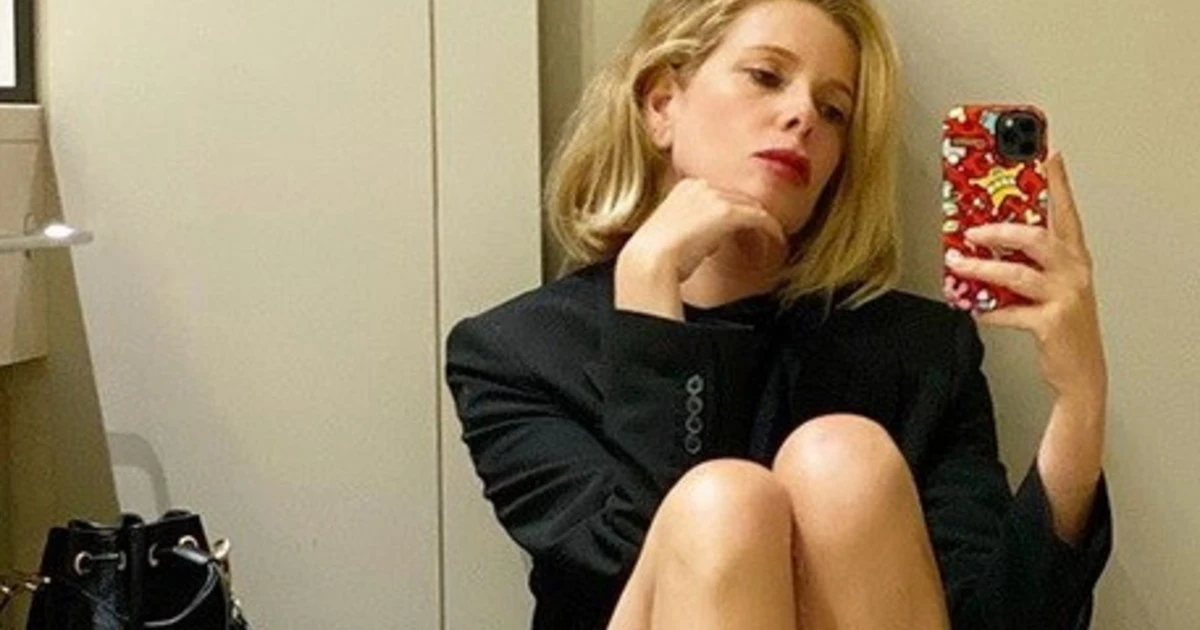 Alessia Marcuzzi, gambe nude e gonnellina: la foto che manda in estasi i fan, attenzione al dettaglio