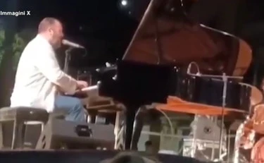 https://media.liberoquotidiano.it/NgOFMU0GnTYfepNlZPmZ4dJjk-bjIO2fyM9ogQ0saY0/width:800/quality:90/aW1hZ2VzLzIwMjUvMDgvMzEvMTMyMTQzMjU4LWZlODM4NTFiLWI2OGItNDA4MC05ZjI0LTFkMTk5MzI5M2VhMy5qcGc.webp