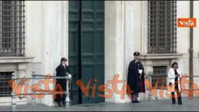 Il portone di Palazzo Chigi viene accostato dopo l'arrivo di Zelensky