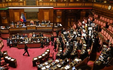 Pd, "sono quasi venuti alle mani": rissa tra dem in aula, il partito è a pezzi