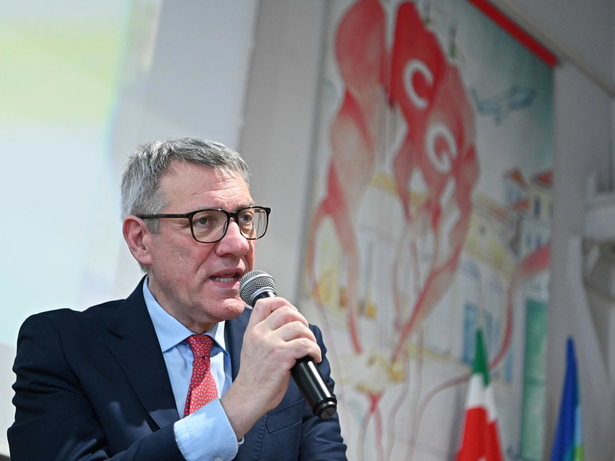 Maurizio Landini in visita alle baracche? Gli immigrati le incendiano