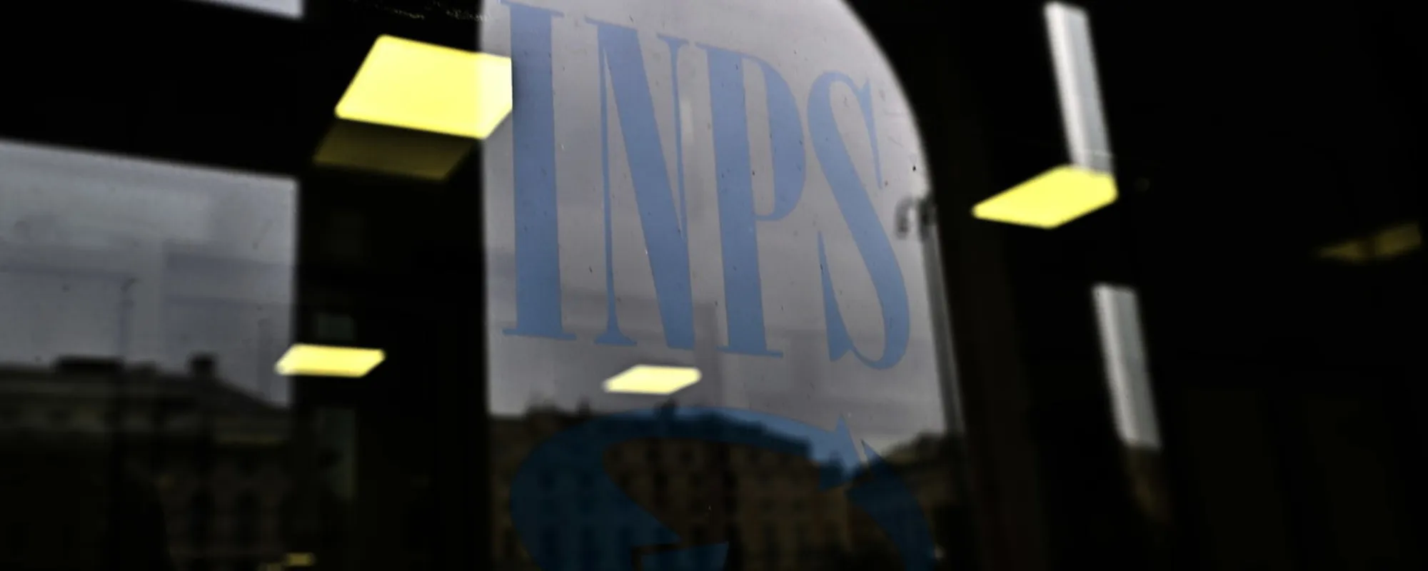 Raffica di controlli dell'Inps sull'Isee: 5.000 assegni tagliati, chi rischia la grande stangata