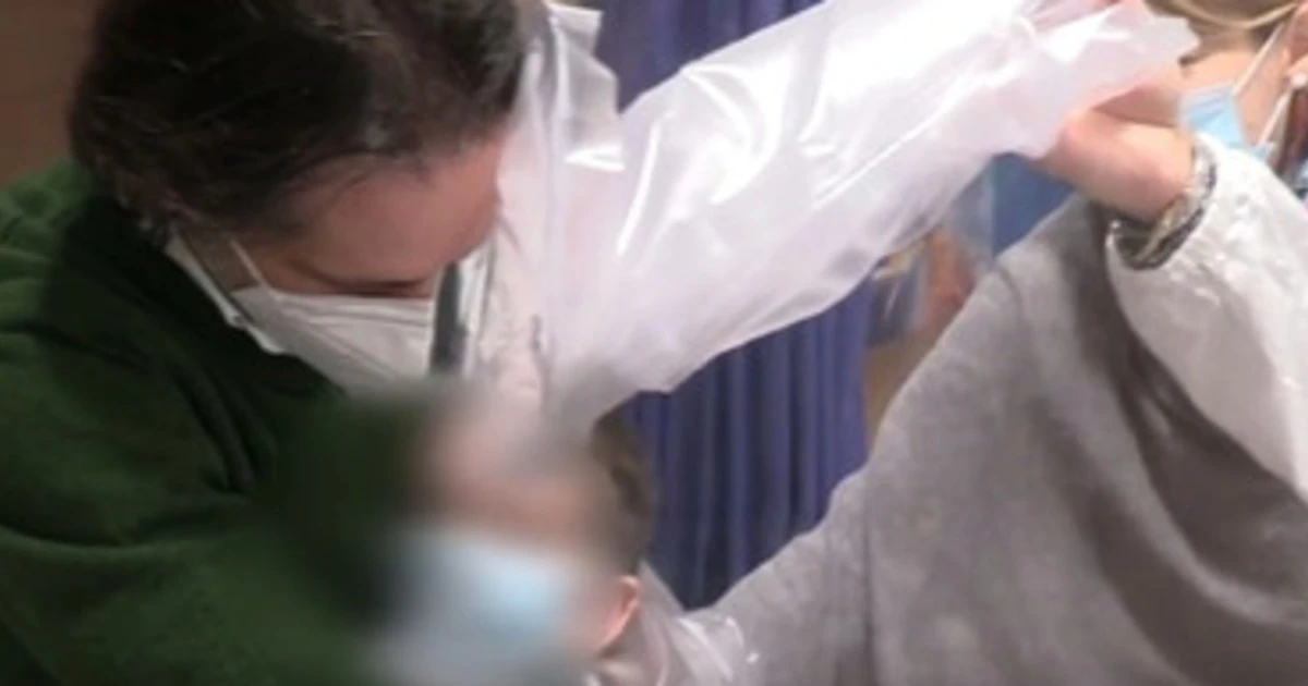 Covid, al San Raffaele l'abbraccio attraverso una tenda trasparente: così i piccoli pazienti toccano nonni e genitori