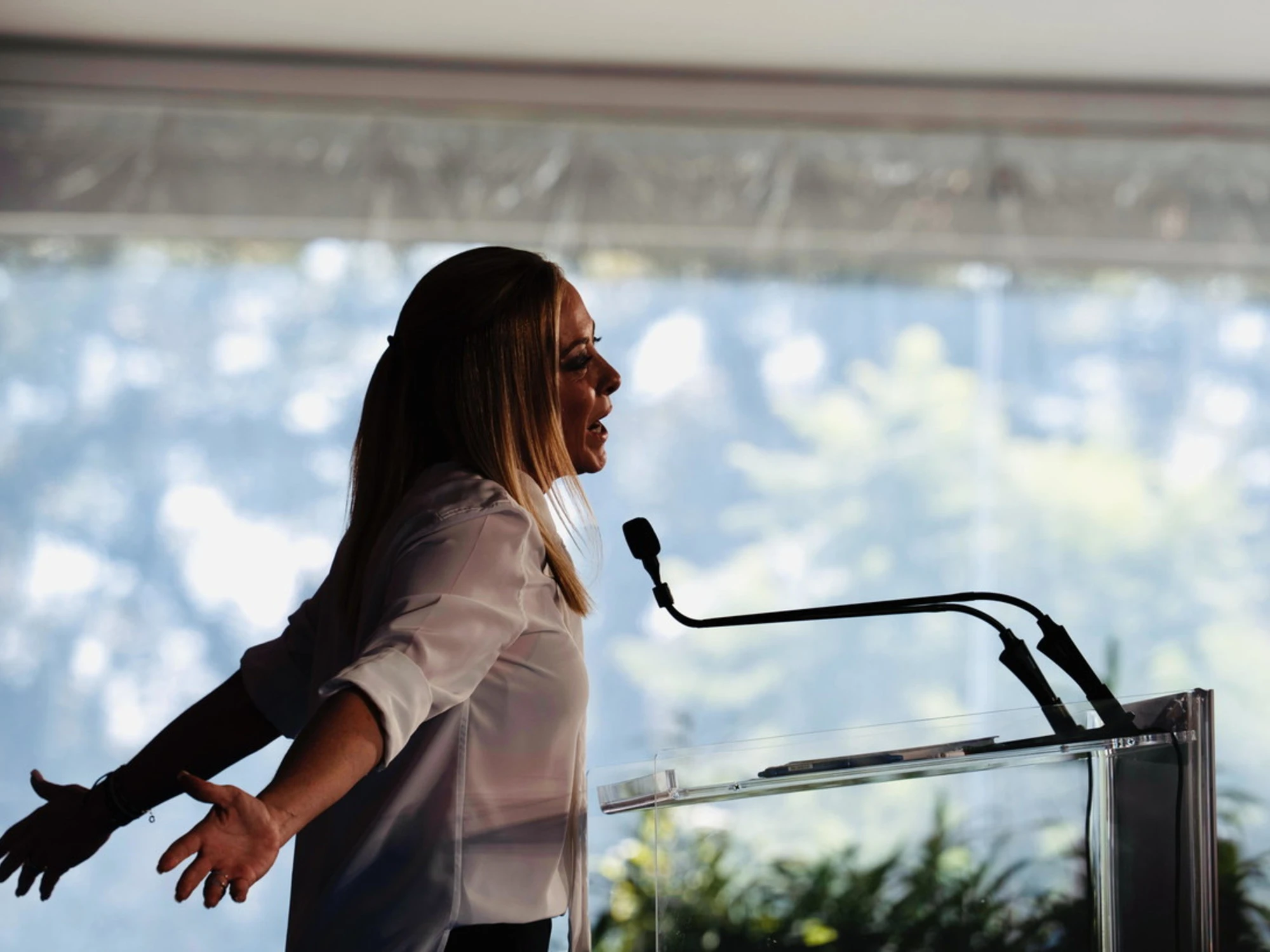 Mentre i teppisti sfasciano Milano, il Pd attacca Meloni: l'ultima pagliacciata