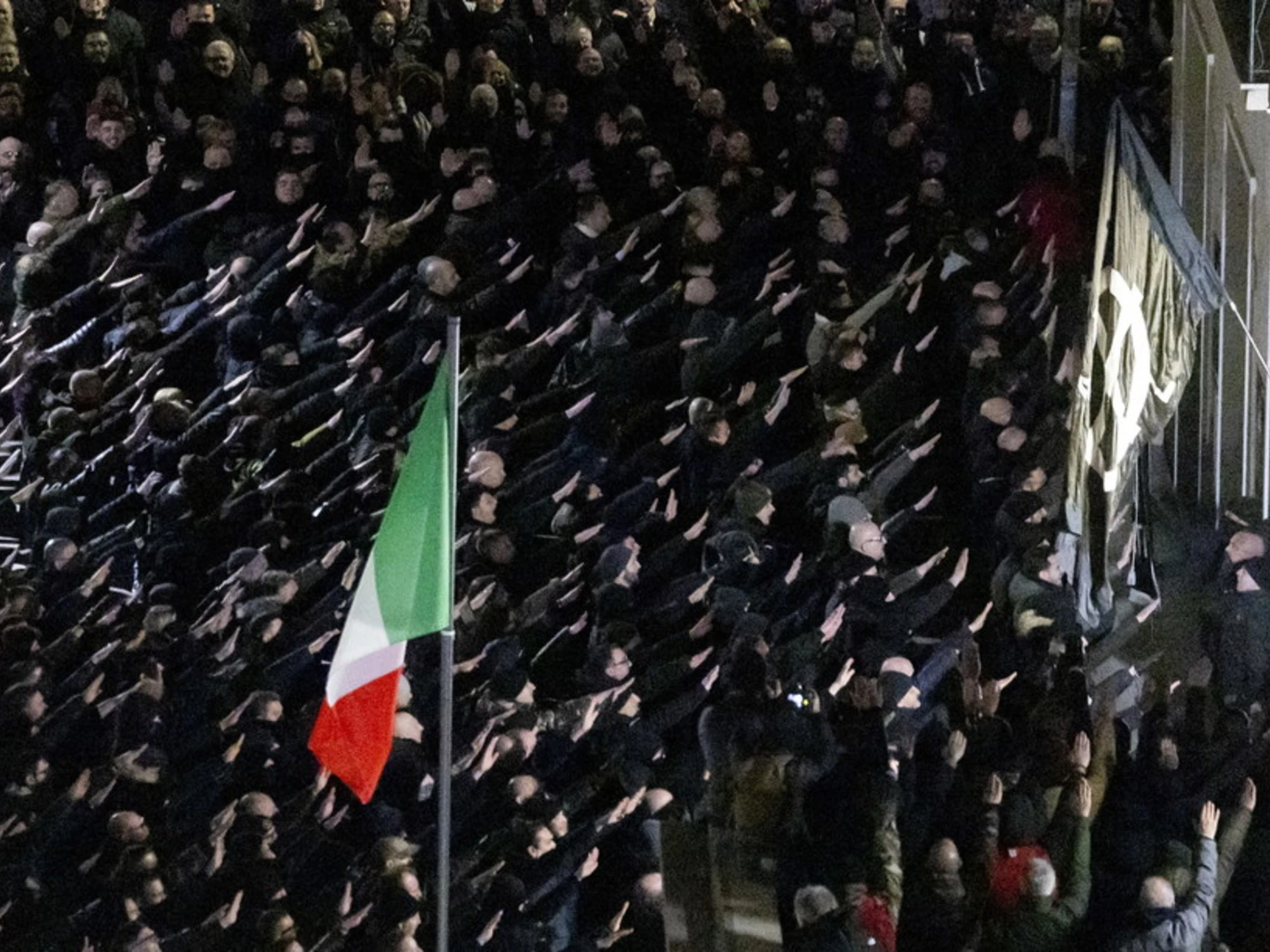 Braccio teso? Assolti. Ma la sinistra non ci sta