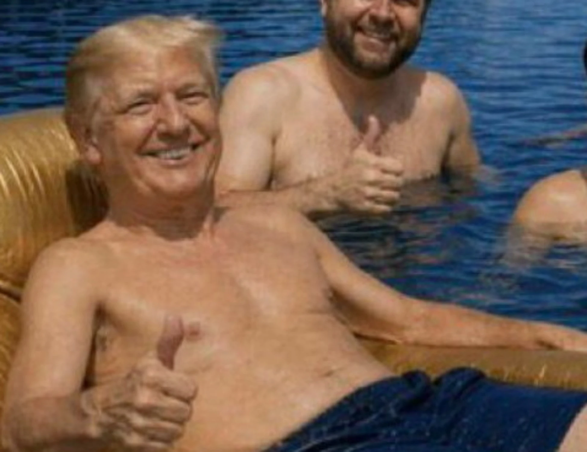 Trump in piscina con il suo avvocato (in bikini): l'ultima foto-terremoto
