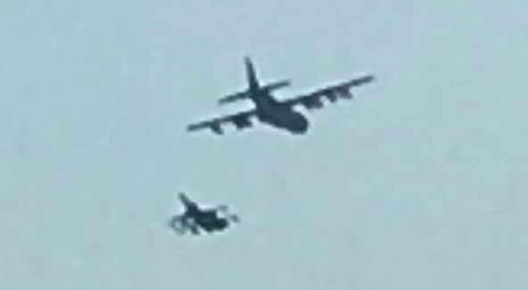 Milano, si alzano in volo due caccia militari: scortano un C130, momenti di panico in città