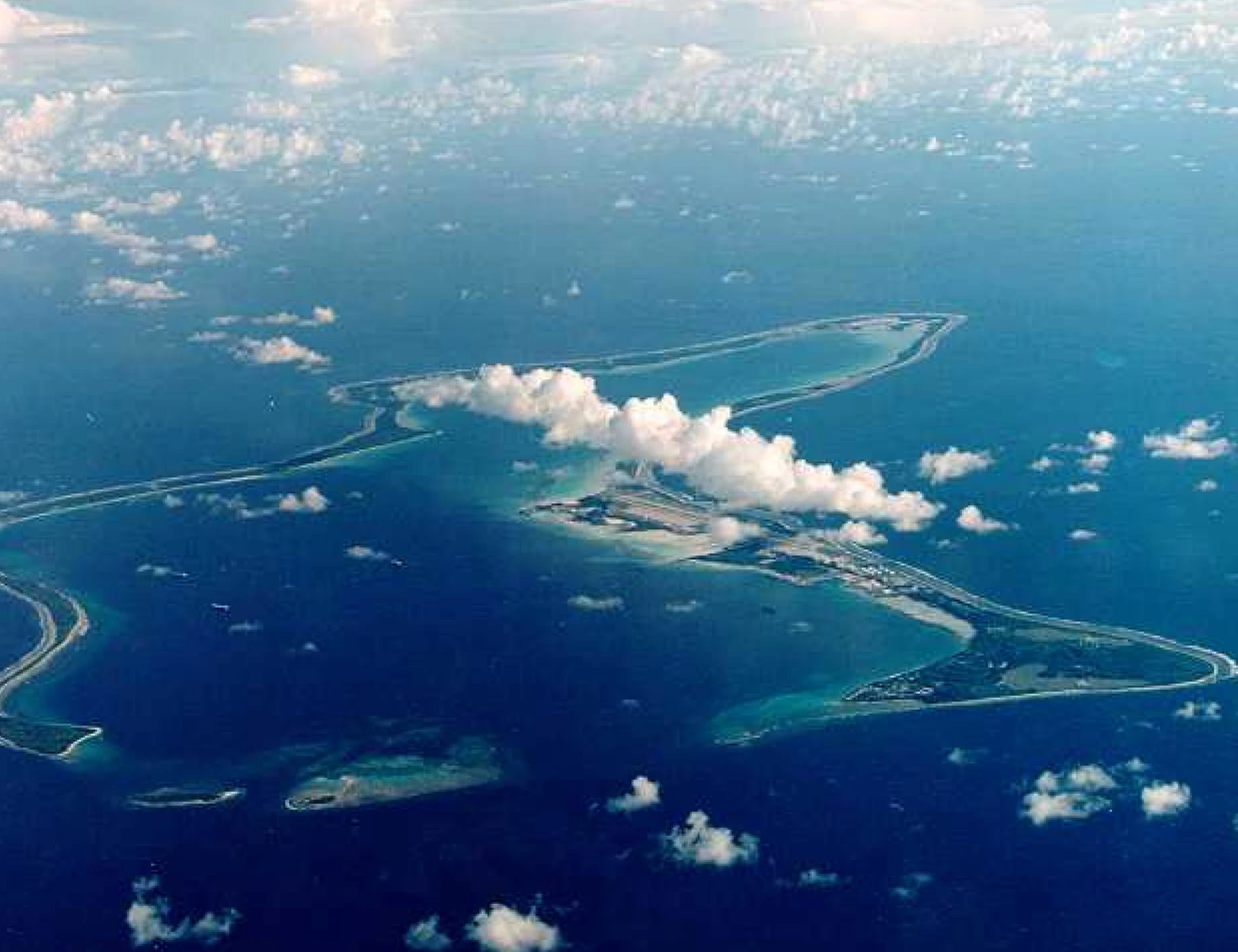 Iran, la guerra nel Golfo in diretta. Missili contro la base Diego Garcia, Teheran: "Non siamo stati noi"