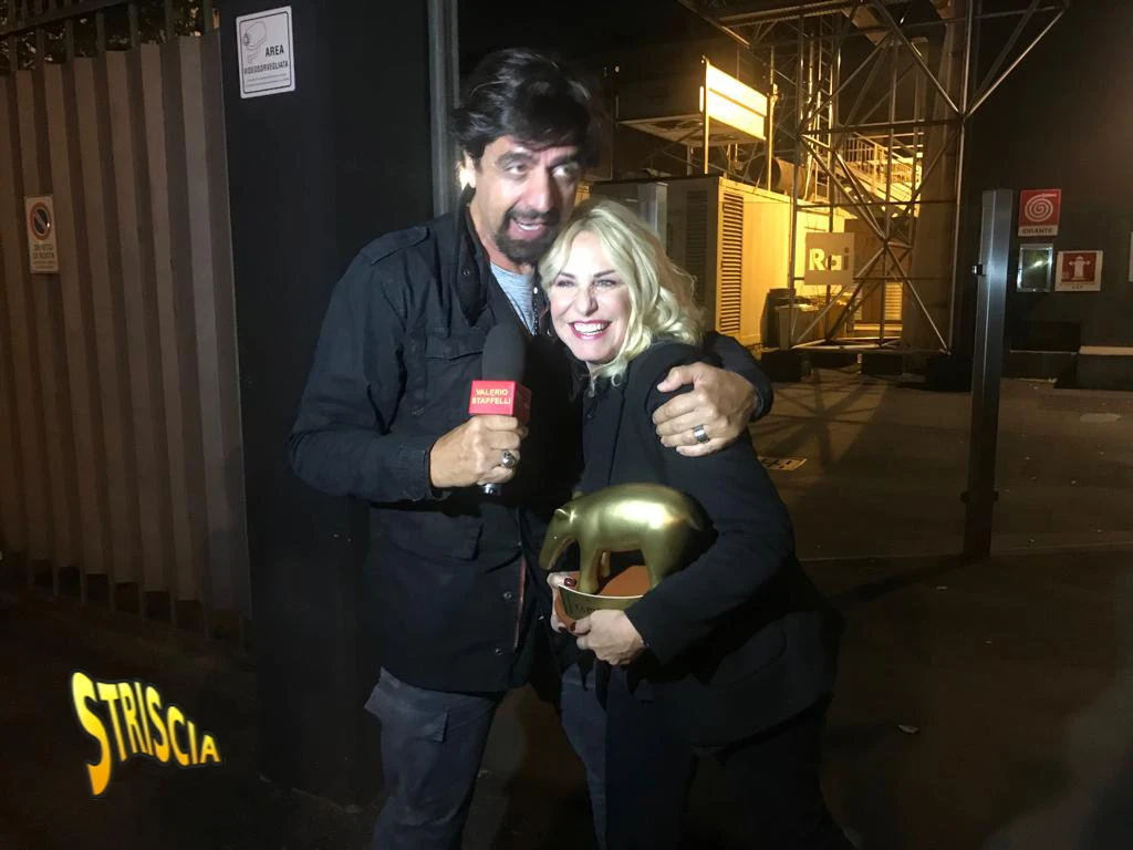 Striscia la Notizia, Antonella Clerici e la frecciata alla Isoardi: Valerio Staffelli la premia con il Tapiro