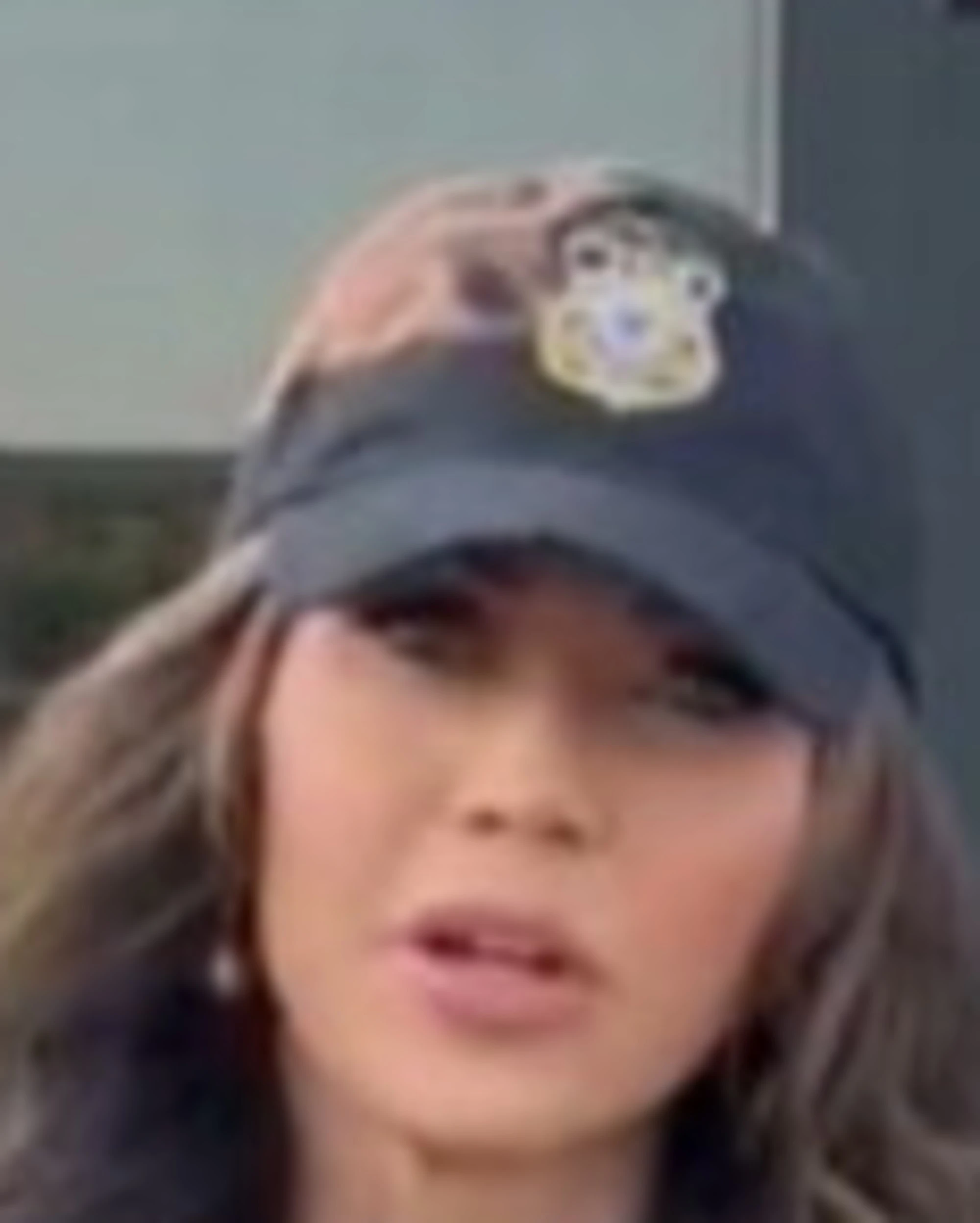 Kristi Noem-choc: fucile puntato contro il soldato, il video