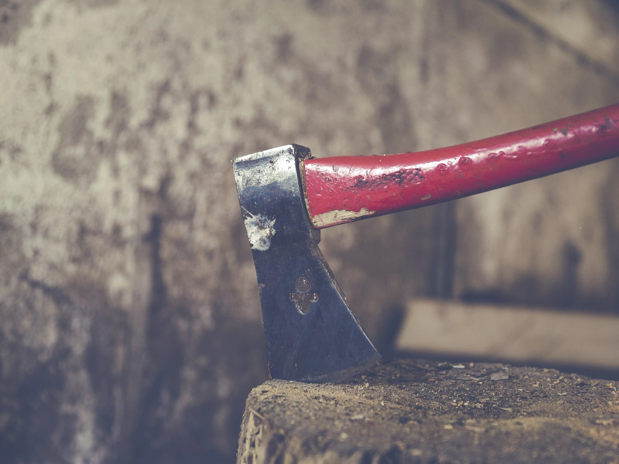 Roma, sconosciuto sale sull'auto di una donna con una accetta: finisce male