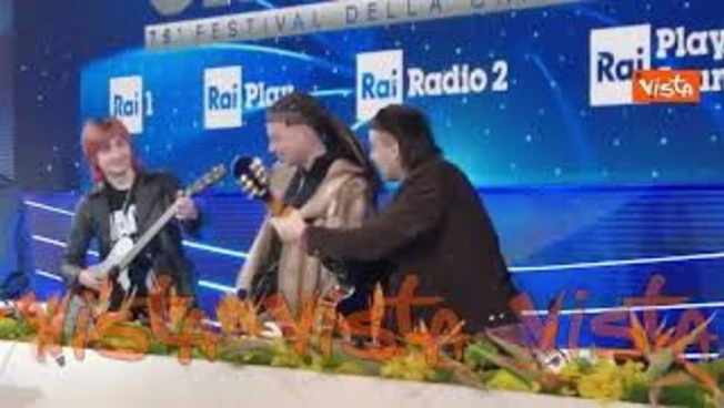 Sayf arriva con l'accompagnamento di due chitarre alla conferenza stampa di Sanremo