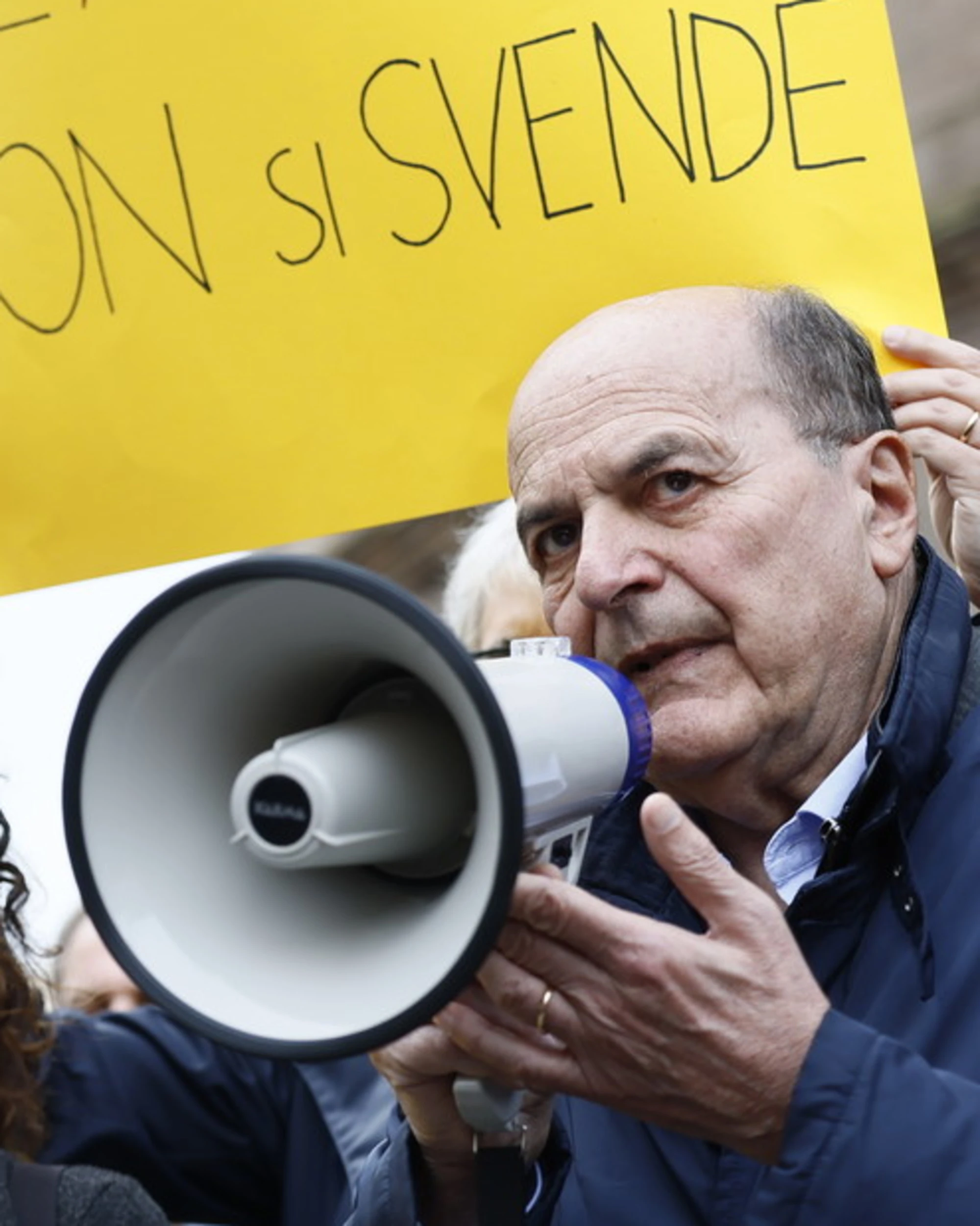Pier Luigi Bersani diventa attore "contro i fascisti": l'ultima trovata