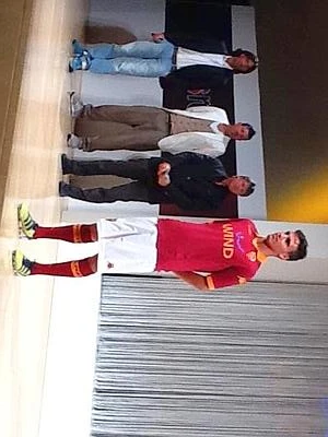 Calcio, la Roma presenta le nuove maglie: con il rosso porpora torna la tradizione