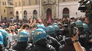 Scontri a Piazza Montecitorio, per il Corriere della Sera sono "estrema destra e negazionisti". Un racconto a senso unico?