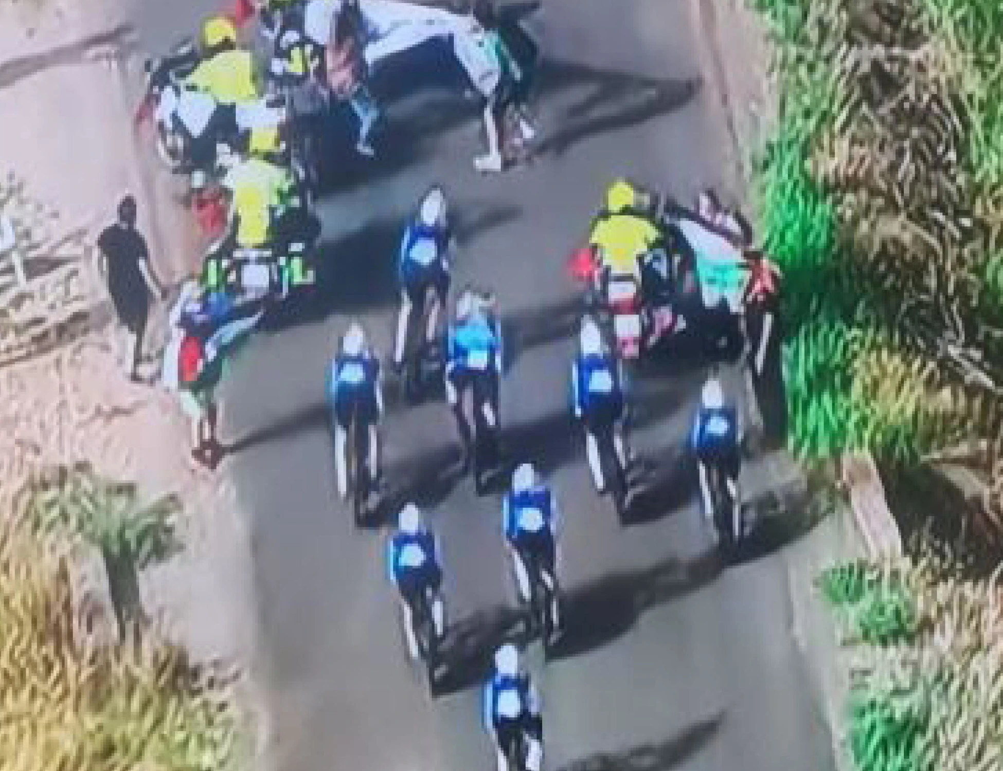 Vuelta 2025, blitz dei pro Pal: sbarrano la strada al team israeliano