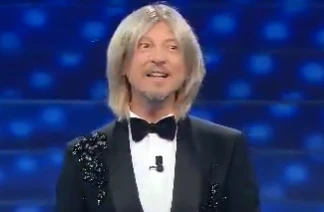 Sanremo 2020, Amadeus come non lo avete mai visto: imita Maria De Filippi e duetta con Fiorello