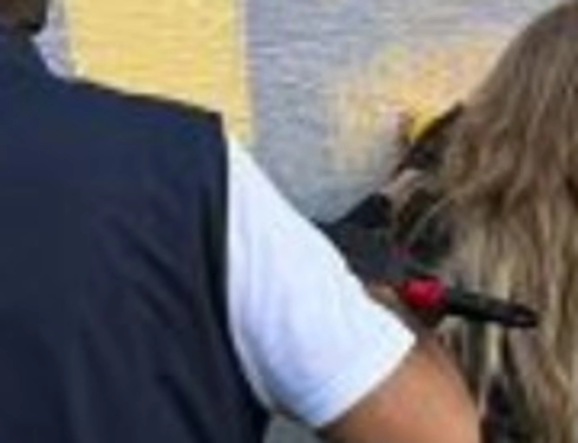 Milano, blitz anti-maranza di Salvini e Sardone: immortalati mentre cancellano scritte contro gli agenti dai muri