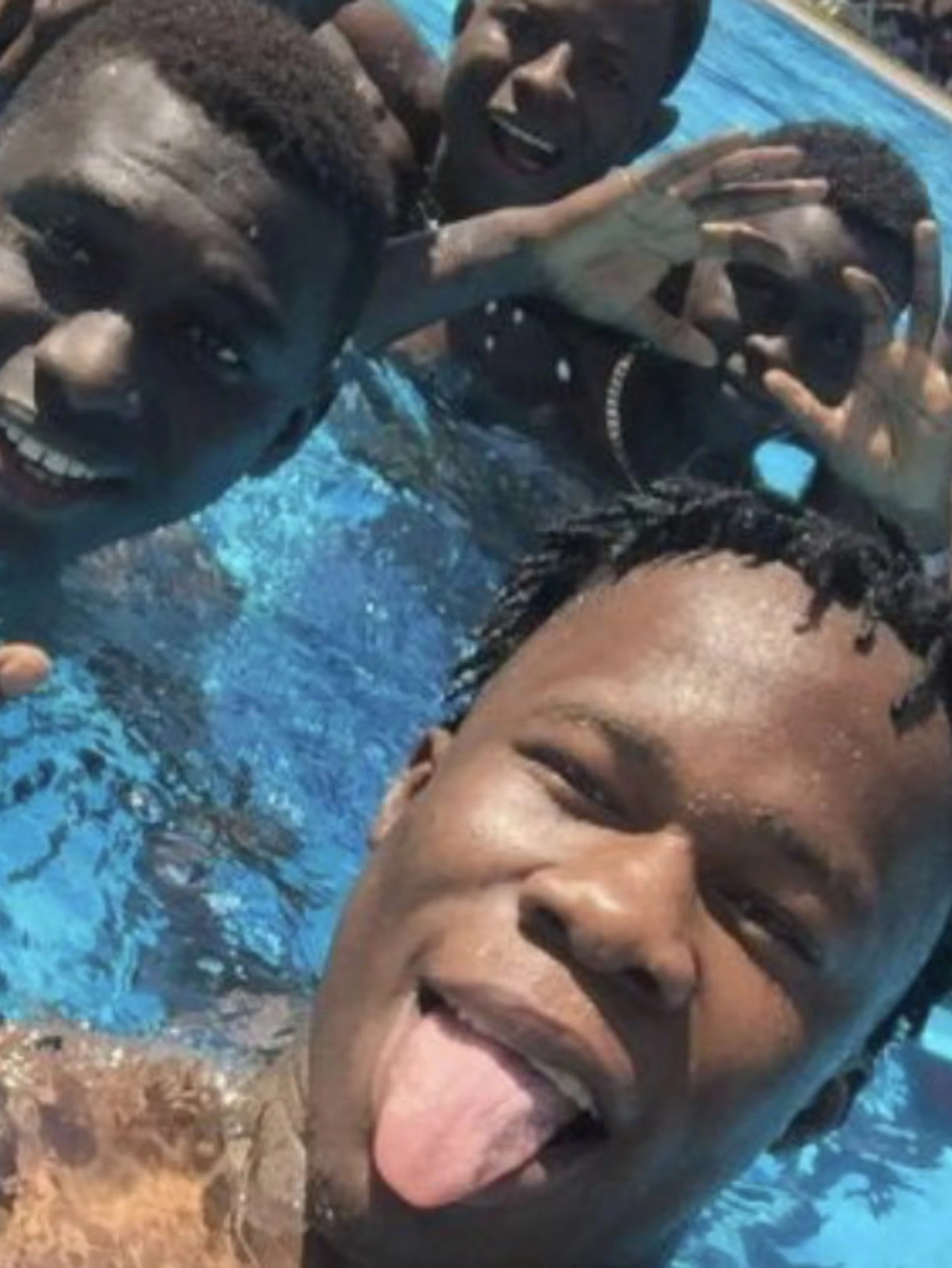 Addio bagni in piscina: sfrattati 100 migranti di Don Biancalani