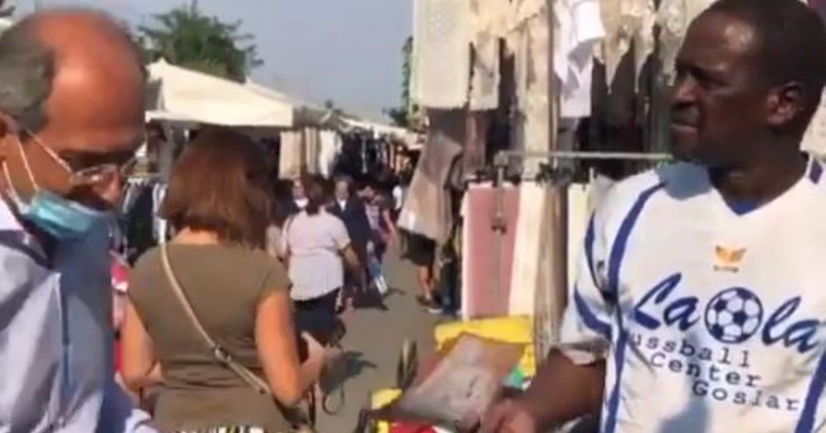 Matteo Salvini, il video dell'immigrato africano: "A me piace Salvini, sai perché?". Sinistra in cortocircuito