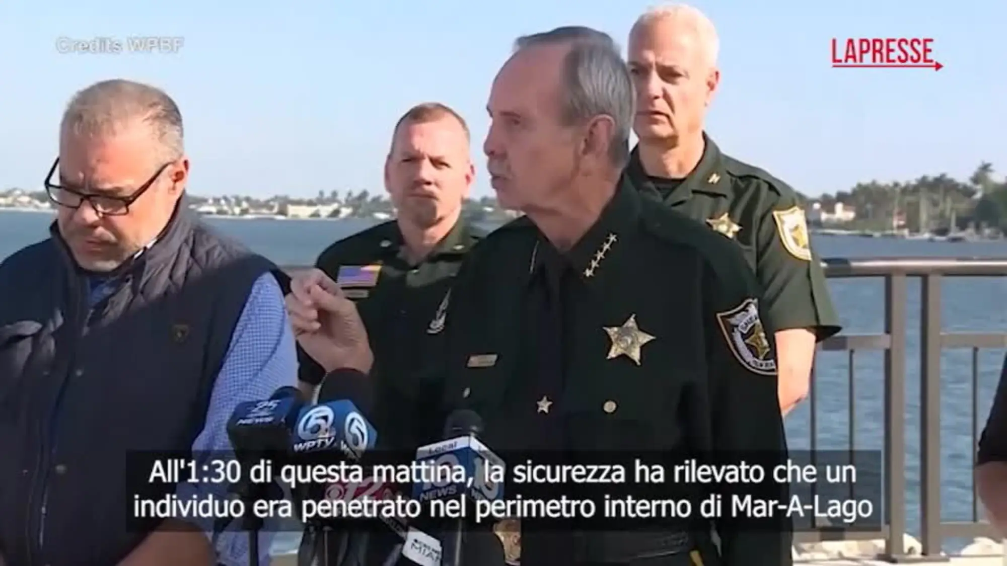 Mar-a-Lago, lo sceriffo: "L'uomo ha alzato il fucile in posizione di tiro"