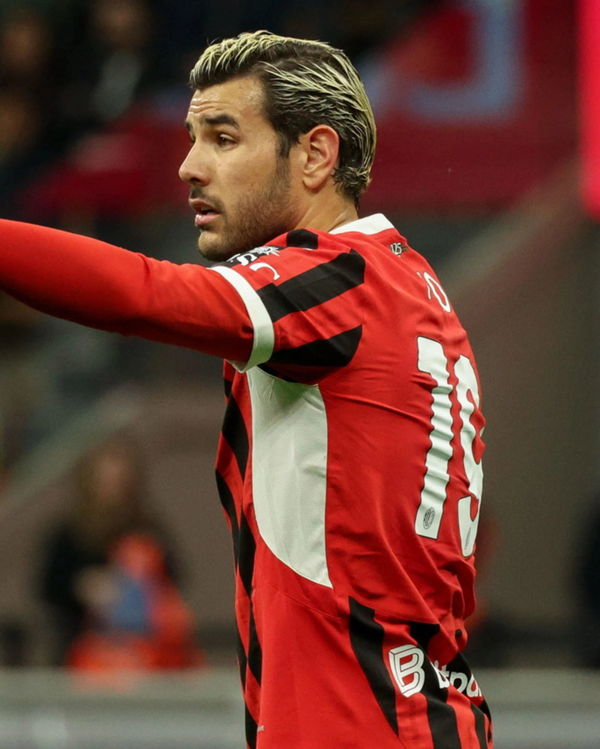 Milan, Allegri "caccia" Theo Hernandez: indiscrezioni-choc