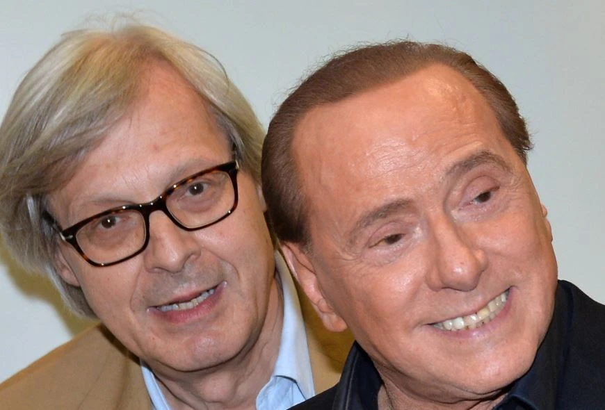 Vittorio Sgarbi invita Silvio Berlusconi al Papeete: "Altro che Matteo Salvini, noi veri bagnini di lusso"