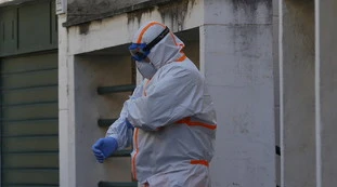 Coronavirus, i rifiuti "veicolo di contagio". Il pericolo nella spazzatura indifferenziata