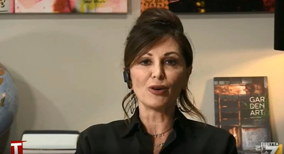 Tagadà, Daniela Santanché difende il contante: "Non voglio fare sapere a mio marito i fatti miei" / Video