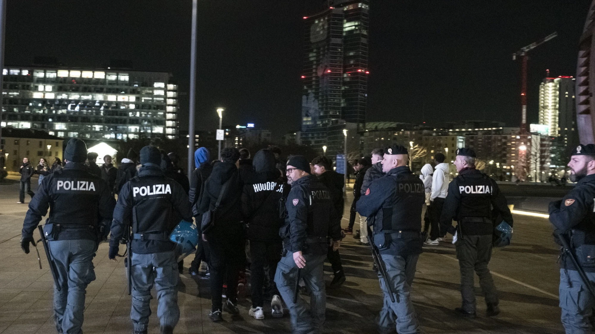 Milano, maxi-operazione contro i maranza: droga e scippi, la polizia picchia duro