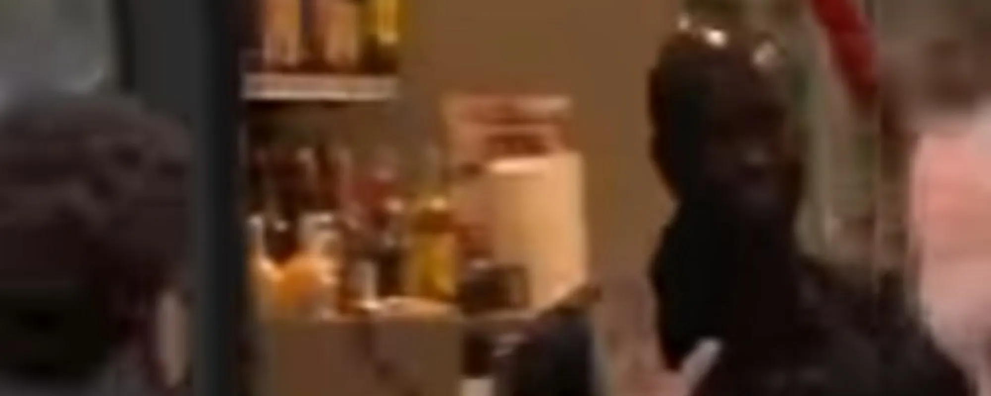 Saccheggiano il supermercato, bastonate al dipendente: il video